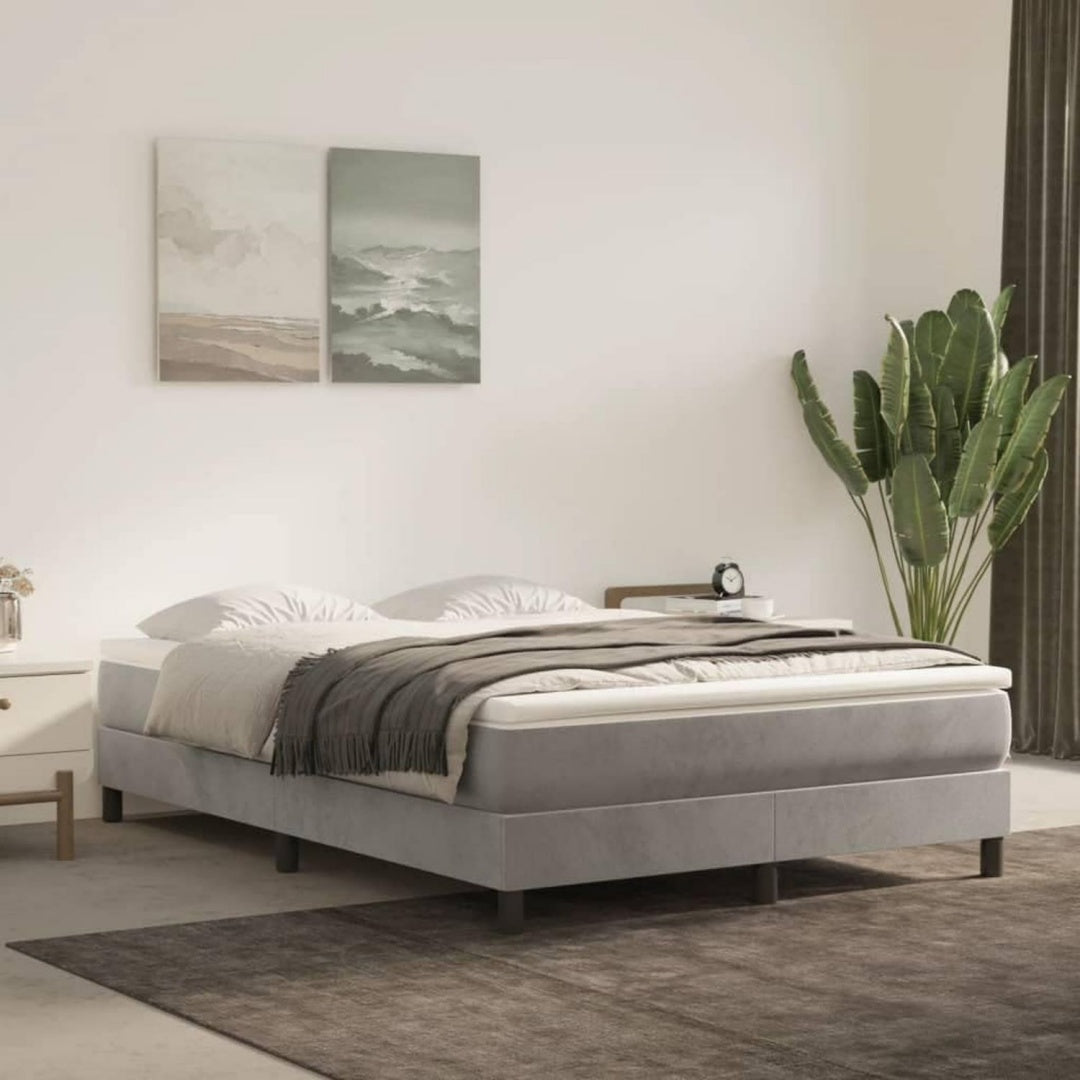 Das Boxspringbett verbindet seine Form mit Samt und Holzwerkstoff