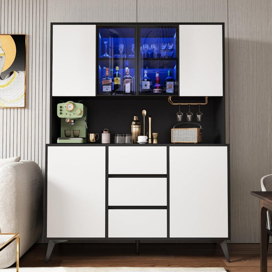Glastueren und LED Beleuchtung an dem Hochschrank