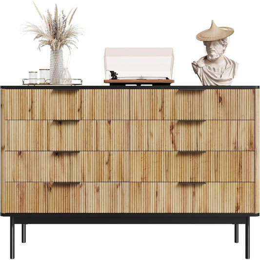 Holzoptik trifft bei dem Sideboard auf Metallgriffe