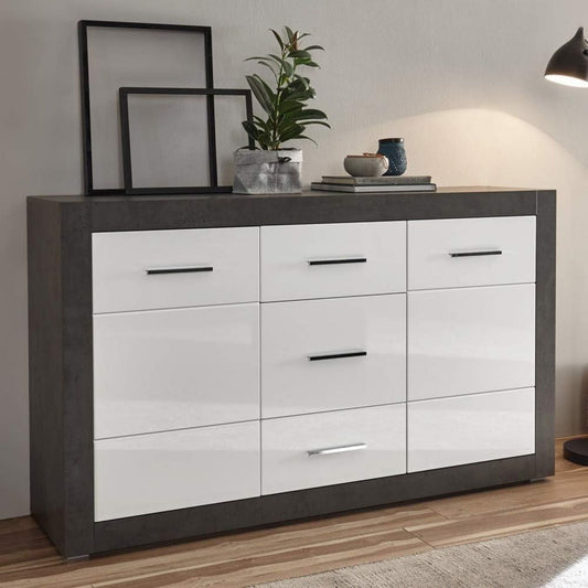 Sideboard mit glaenzenden Oberflaechen, Schubladen und geschlossenem Stauraum