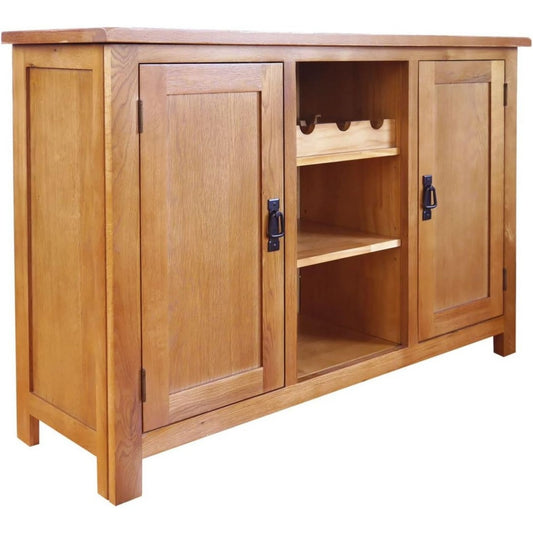 Eine Gestaltung in Eichenbraun kennzeichnet das Sideboard