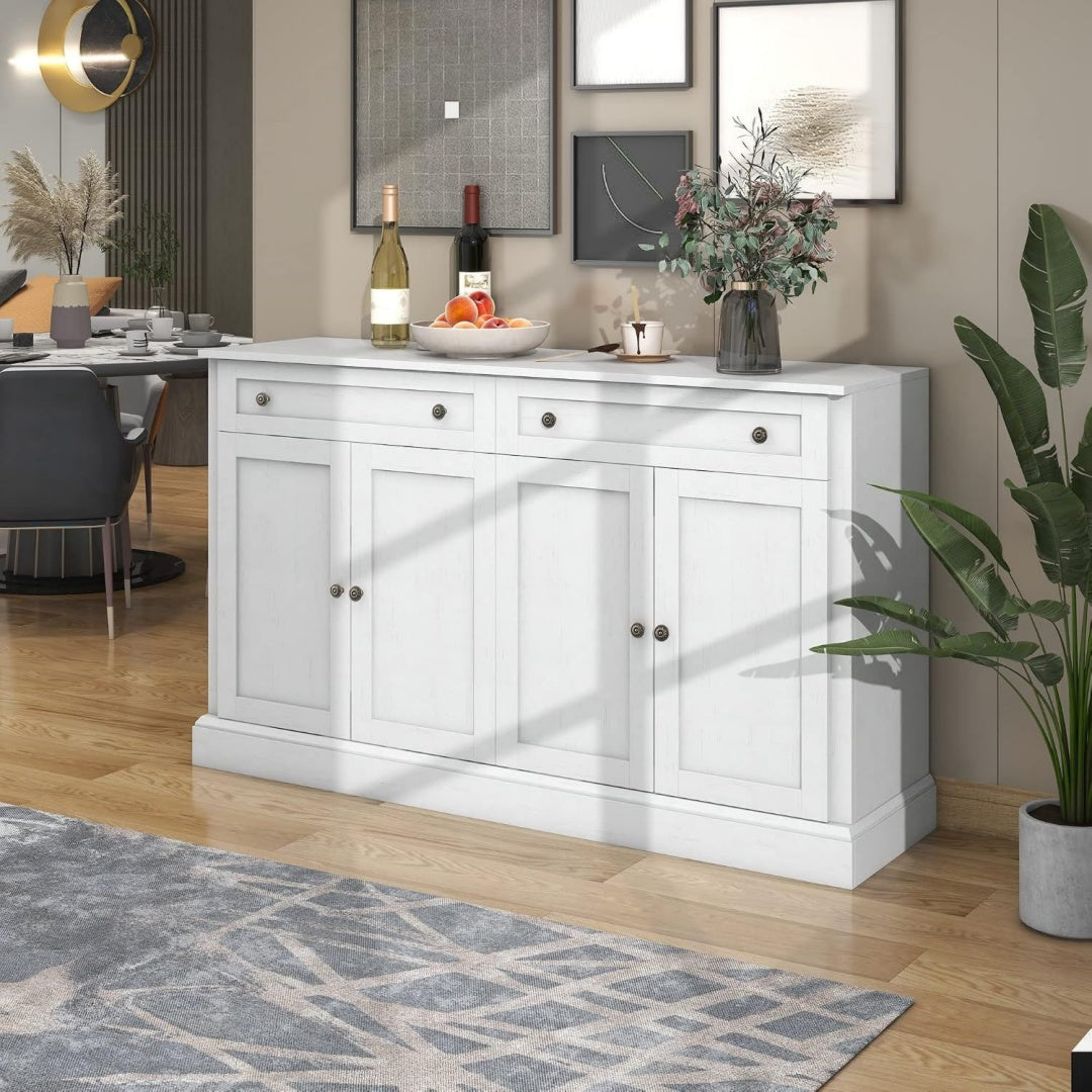 4 Tueren treffen auf Schubladen an dem Sideboard