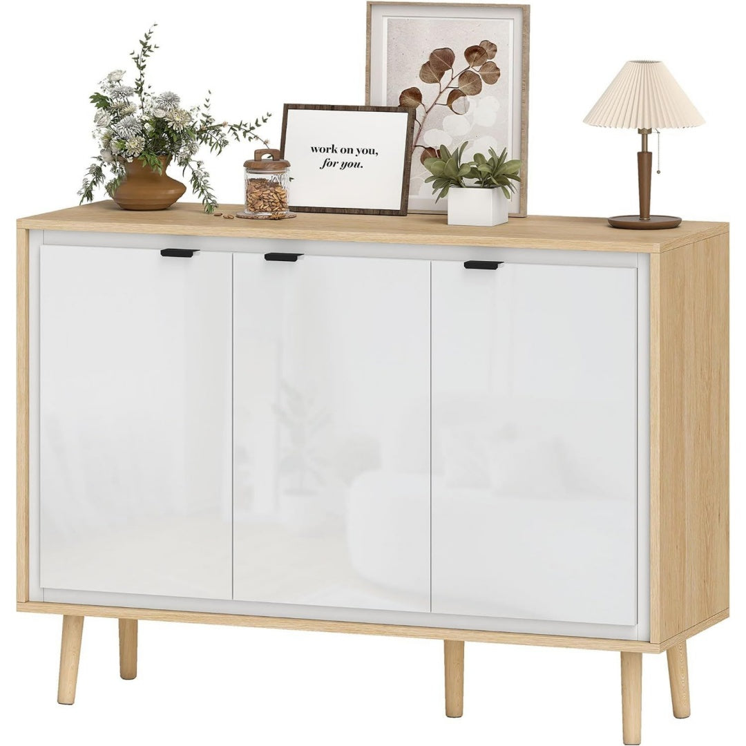 3 Tueren praegen das Sideboard in Weiss und Naturbraun