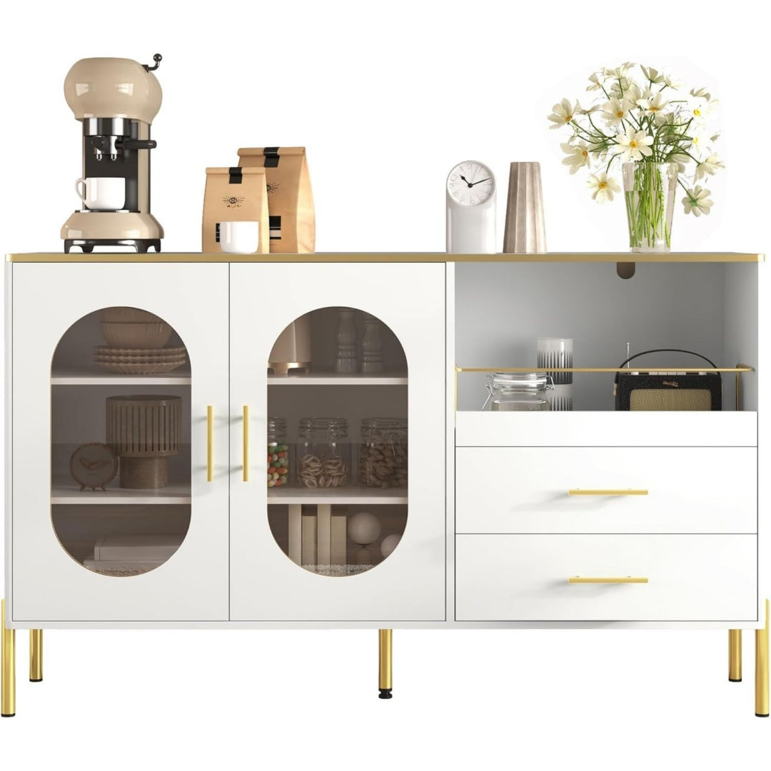 2 Schubladen und goldfarbene Griffe an dem Sideboard